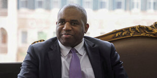 Portrait von David Lammy, er trägt Anzug und Krawatte