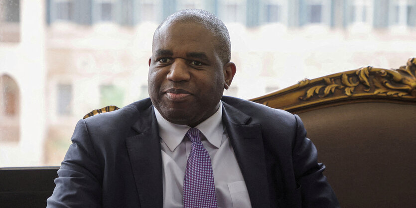 Portrait von David Lammy, er trägt Anzug und Krawatte