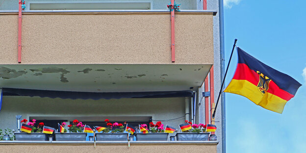 Ein Balkon ist zur Fußball Europameisterschaft mit wirklich vielen Deutschlandflaggen dekoriert worden.