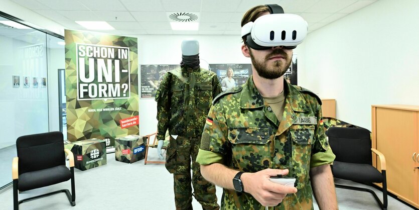 Ein Oberstabsgefreiter mit VR-Brille im Karrierecenter der Bundeswehr