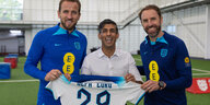 Kane, Southgate und Sunak halten zusammen ein Trikot mit dem Titel "Uefa Euro 28", bei der Großbritannien Gastgeber ist