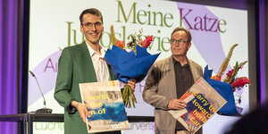 Zwei Männer freuen sich über den Internationalen Literaturpreis