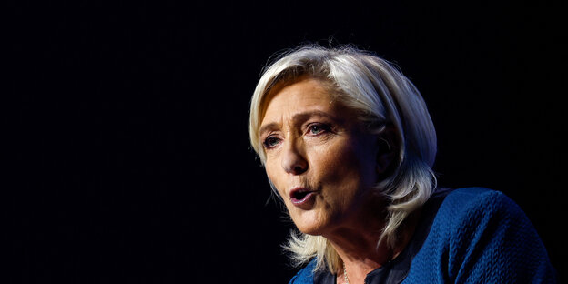 Marine Le Pen spricht auf einer Bühne