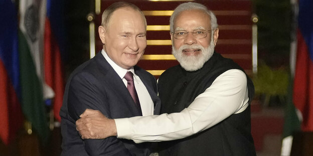 Feste Umarmung: Modi und Putin im Dezember 2021 bei ihrem letzten bilateralen Treffen in Neu-Delhi vor dem russischen Angriff auf die Ukraine
