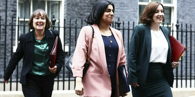 Justizministerin Shabana Mahmood (Mitte) sowie Bildungsstaatsministerin Bridget Phillipson am Samstag in London