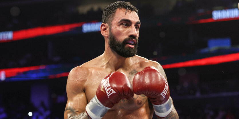 Der Boxer Artem Harutyunyan steht schweißüberströmt im Ring