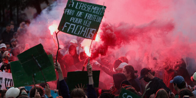 Eine linke Demo nach dem Wahlsieg in Paris. Bengalos und Plakate