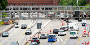 Bild zeigt Autoverkehr vor dem Elbtunnel Hamburg