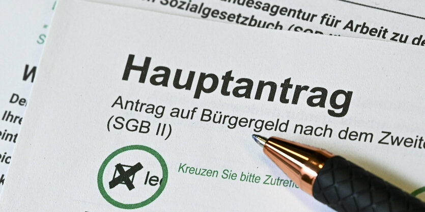 Formular Hauptantrag für Bürgergeld mit Kugelschreiber