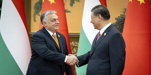 Xi Jinping emfängt Viktor Orbán mit Handschlag in Peking, allerdings bei seinem letzten Besuch im Oktober 2023