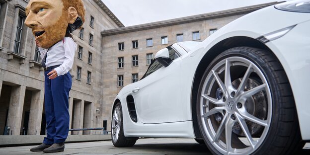 Porsche und Lindner-Figur vor dem Finanzministerium