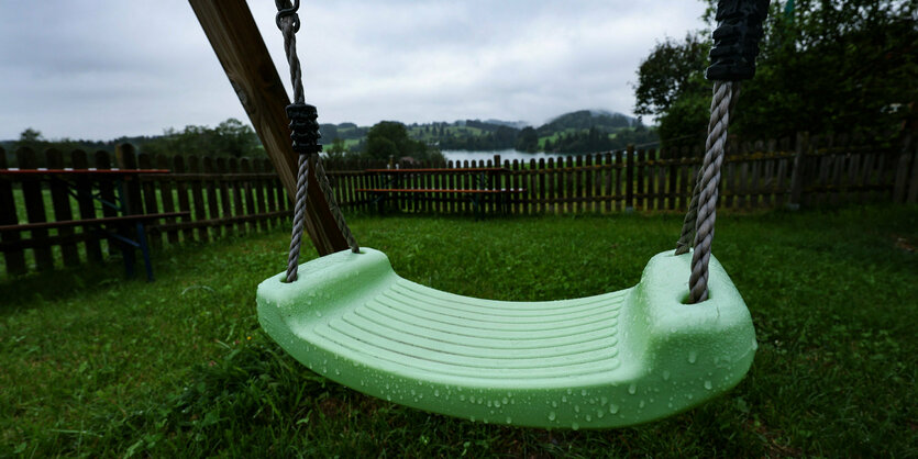 Eine Schaukel steht auf einem Spielplatz