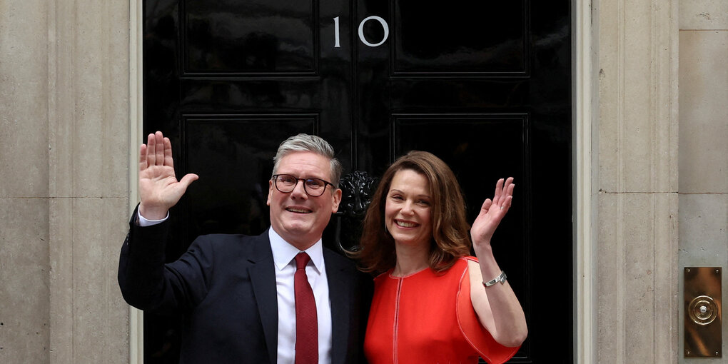 Premierminister Keir Starmer und Ehefrau Vicoria winken.