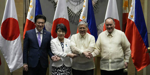 (von links nach rechts) Minoru Kihara, Yoko Kamikawa, Enrique Manalo, Gilberto Teodoro Jr.