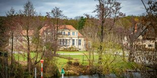 Blick von weitem auf eine Villa am See in Potsdam. Es ist die Villa Adlon, in der sich im Januar Rechtsextreme trafen