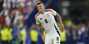 Toni Kroos mit schmerverzerrtzem Gesicht auf dem Platz