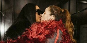 Zwei Frauen küssen sich.