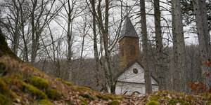 Eine Kirche im Wald.