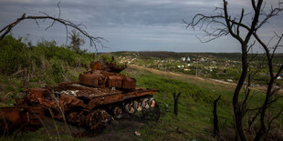 Ausgebrannter russischer Panzer in der Ukraine.