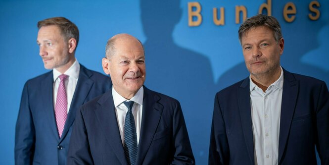 Die Politiker Lindner, Scholz und Habeck bei einer Pressekonferenz.