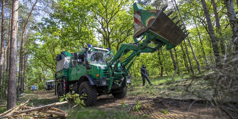 Grünes Schaufelfahrzeug im Wald