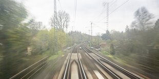 Blick aus einem fahrenden zug auf Gleise