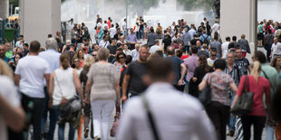 Passanten laufen durch München