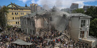 Ein Gebäude des Kinderkrankenhaus Ochmadit ist nach dem russischen Angriff zerstöret, Trümmer liegen auf dem Boden, Rauch steigt auf