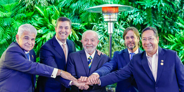 Gruppenbild von Politikern, in der Mitte Lula da Silva, Präsident von Brasilien.