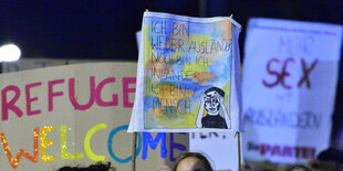 GegendemonstrantInnen mit Plakaten