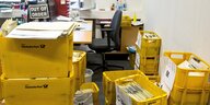Postkisten mit Asylanträgen in einem Büro und Schild "out of order"