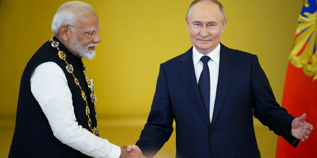 Die Präsidenten Modi und Putin geben sich die Hände.