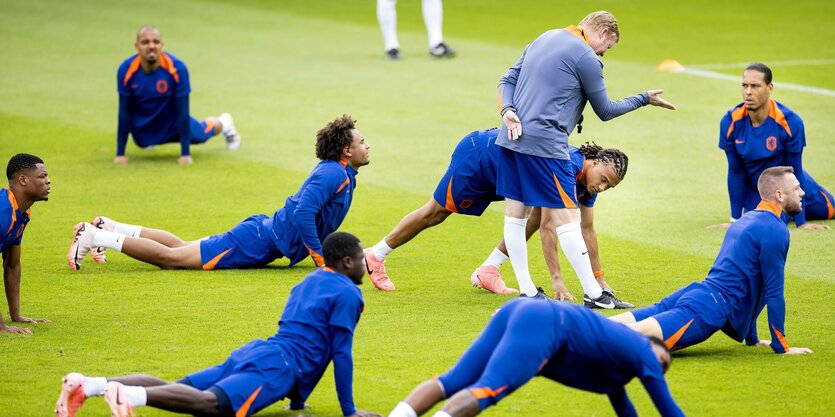 Spieler der niederländischen Nationalannschaft bei Dehnübungen auf dem Trainingsplatz