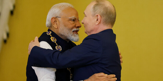 Indiens Präsident Modi umarmt den russischen Präsidenten Putin.