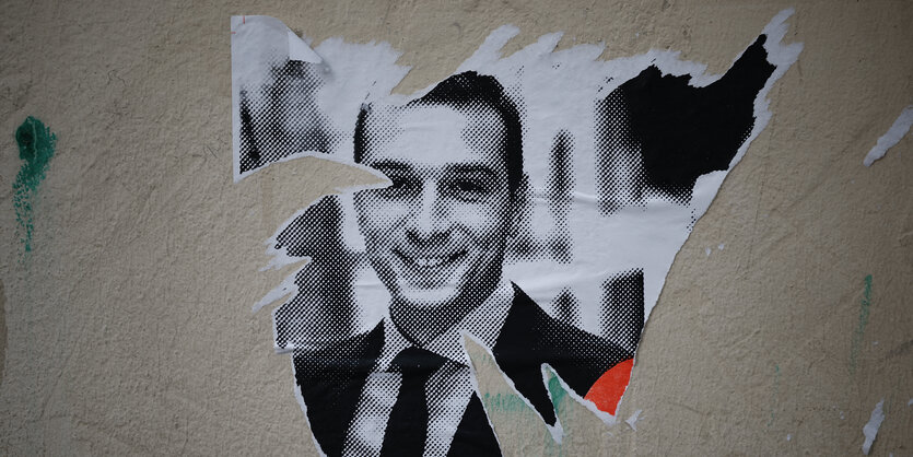 Ein zerissenes Wahlplakat mit dem Bild von Jordan Bardella.