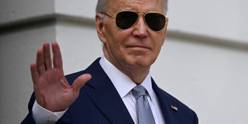 Präsident Biden winkt.