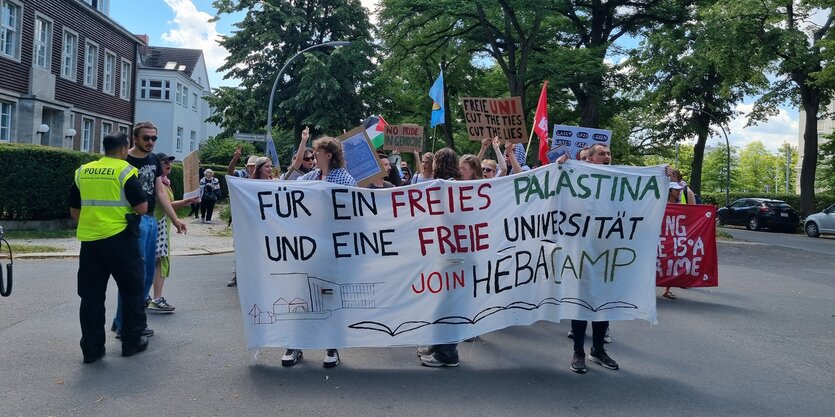 Eine der letzten Aktionen der Protestierenden an der FU auf dem Weg zum Präsidium, um Forderungen zu übergeben