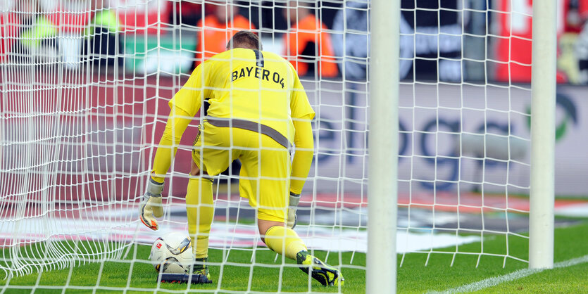 Bernd Leno holt den Ball aus dem Tor