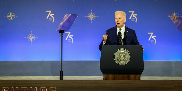 US-Präsident Biden steht an einem Rednerpult und spricht zum Publikum beim Nato-Gipfel