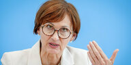 Bundesbildungsministerin Bettina Stark-Watzinger spricht auf eine Pressekonferenz