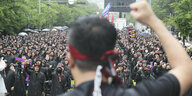 Samsung-Arbeiter reckt die Faust vor einer Versammlung