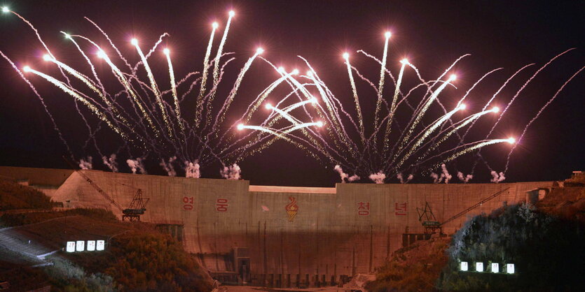 Feuerwerk über einem Wasserkraftwerk