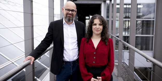Das Bild zeigt die Linke-Politiker:innen Tobias Schulze und Anne Helm