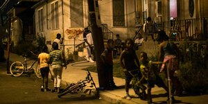 Kinder spielen in der Nacht auf einer Wohnstraße in New York