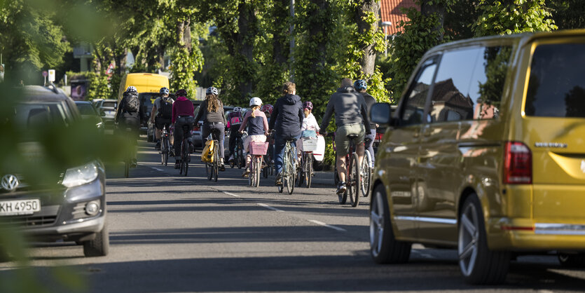 Menschen auf Fahrrädern