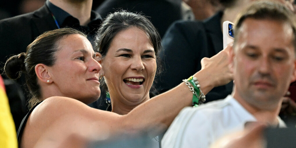 Zwei Frauen machen lachend ein Selfie