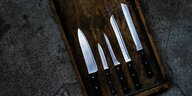 Fünf Messer liegen auf einem Tablett