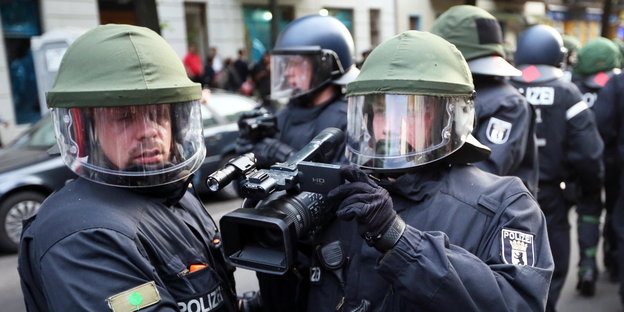 zwei Polizisten mit Filmkamera