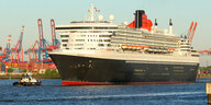 Das Kreuzfahhrtschiff "Queen Mary 2" läuft bei sonnenschein im Hamburger Hafen ein