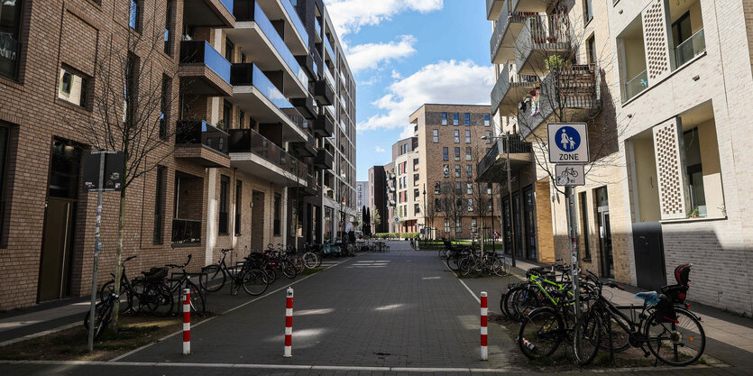 Blick in eine Straßenschlucht des Stadtviertels Mitte Altona